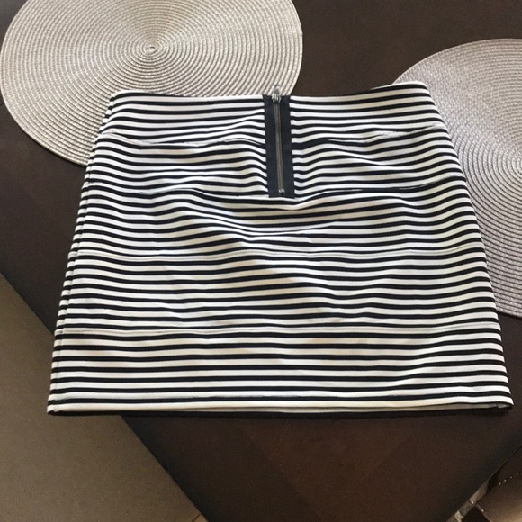 Striped black and white mini skirt - Picture 2 of 2